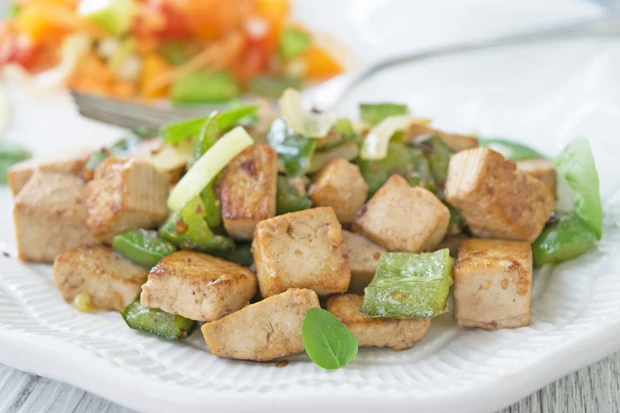 Gebratener Tofu mit frischem Gemüse