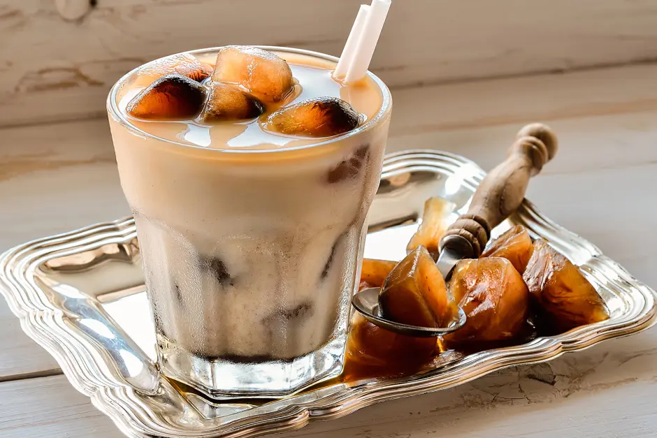 Eiskaffee mit Kaffee-Eiswürfeln