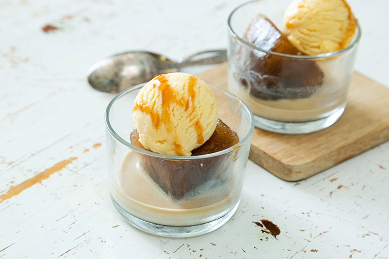 Kaffee-Eiswürfel-Dessert mit Likör