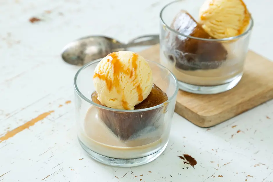 Kaffee-Eiswürfel-Dessert mit Likör