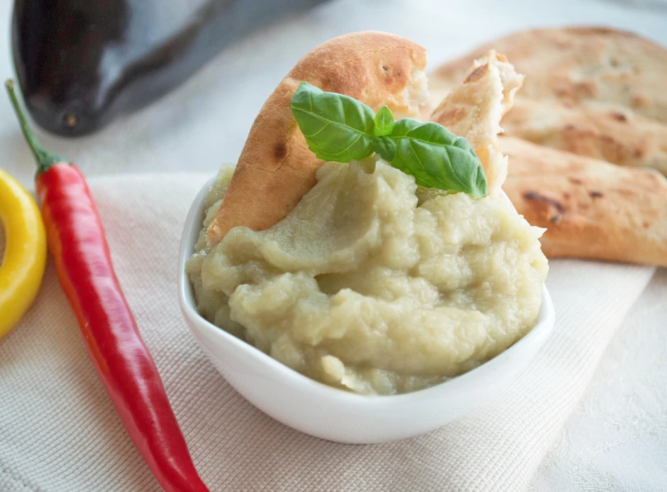 Melanzani Dip mit Fladenbrot