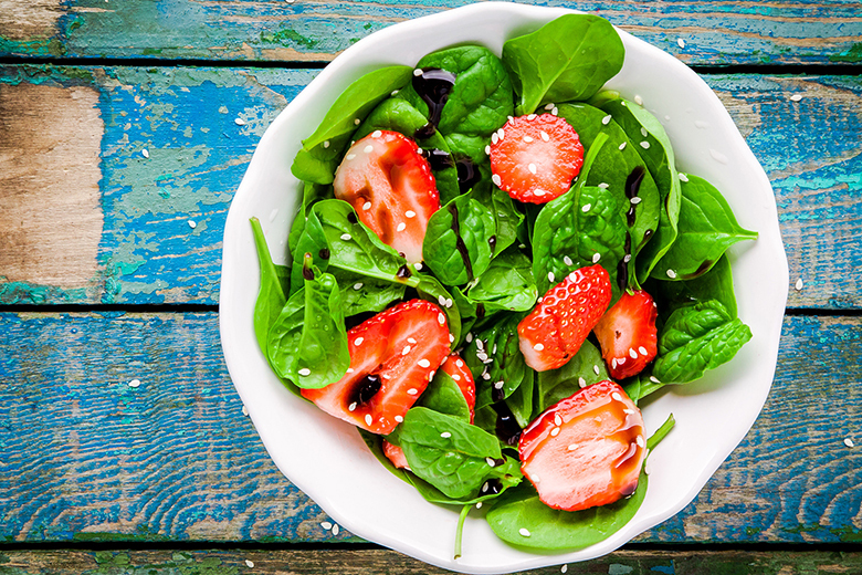 Spinatsalat mit Erdbeeren