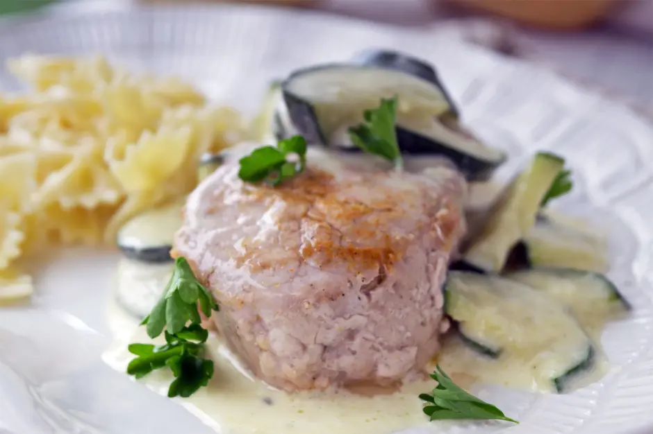 Schweinsmedaillons in Zucchinirahm