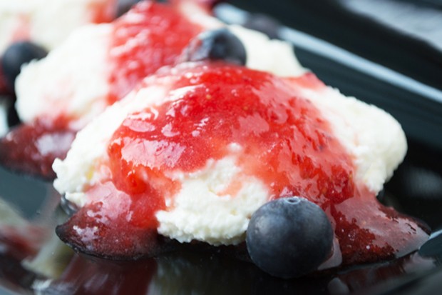 Topfennockerl mit Erdbeersauce