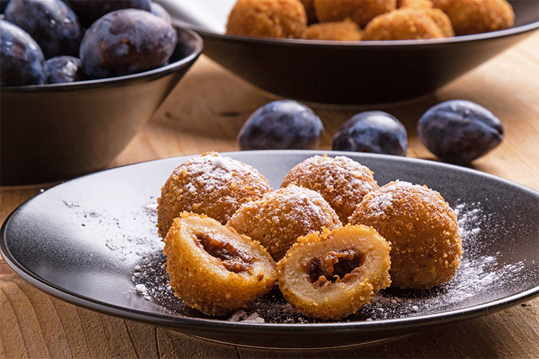 Zwetschkenknödel mit Kartoffelteig aus dem Dampfgarer