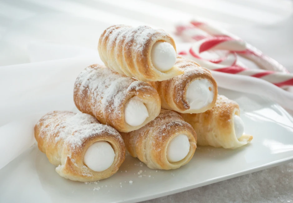 Schaumrolle mit Zuckerschneef&uuml;llung nicht zu s&uuml;&szlig;