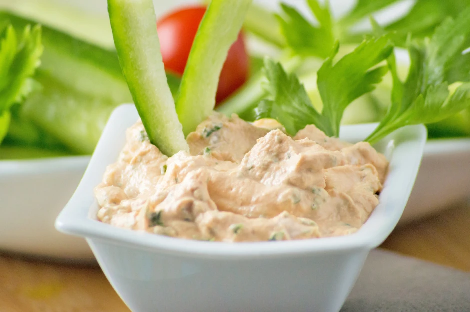 Gurkensticks mit Tomatendip