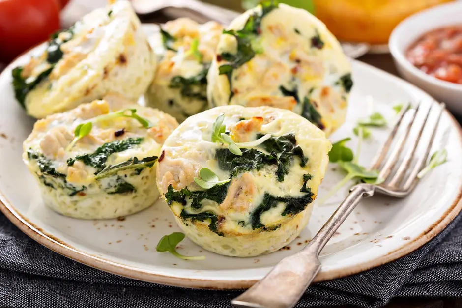 Ei-Muffins mit Gr&uuml;nkohl und Huhn