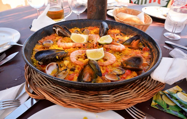 Paella mit Fleisch und Meeresfrüchten