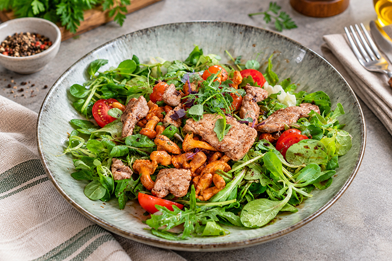 Filetspitzen mit Eierschwammerln auf Blattsalat