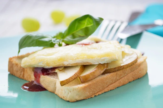 Toast mit Weichkäse und Birnen