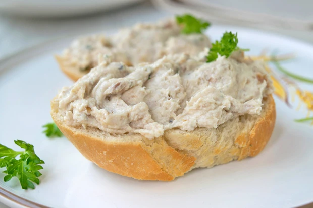 Toast mit Fischpastete
