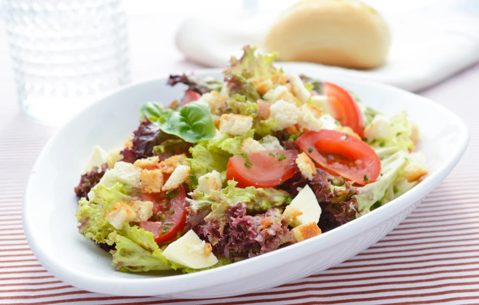 Feldsalat mit Croutinos
