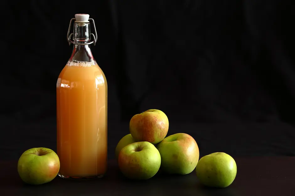 Selbstgemachter Apfelsaft naturtrüb