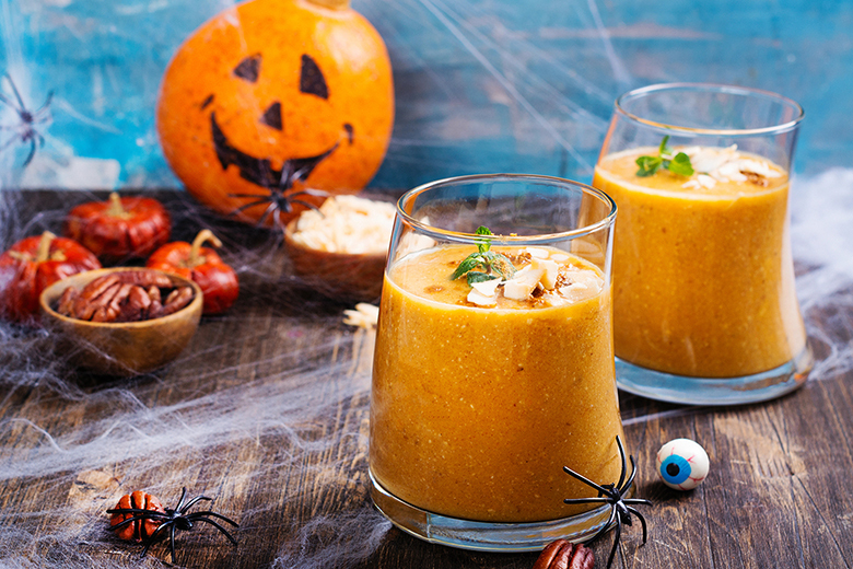 Kürbis-Smoothie mit Kokoschips