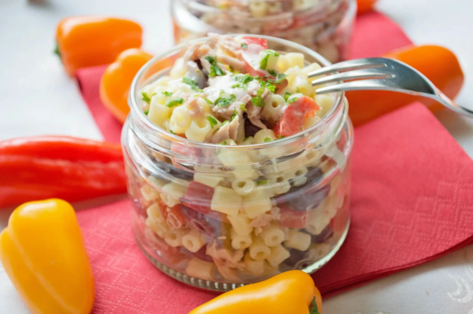 Roter Nudelsalat