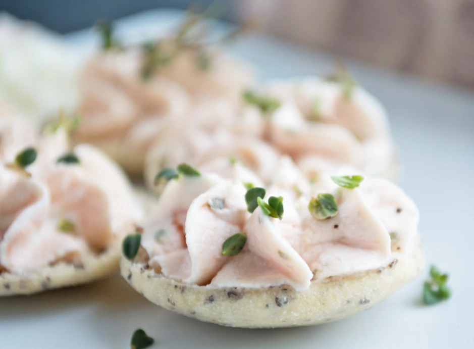 Mohnkekse mit Thymianmousse