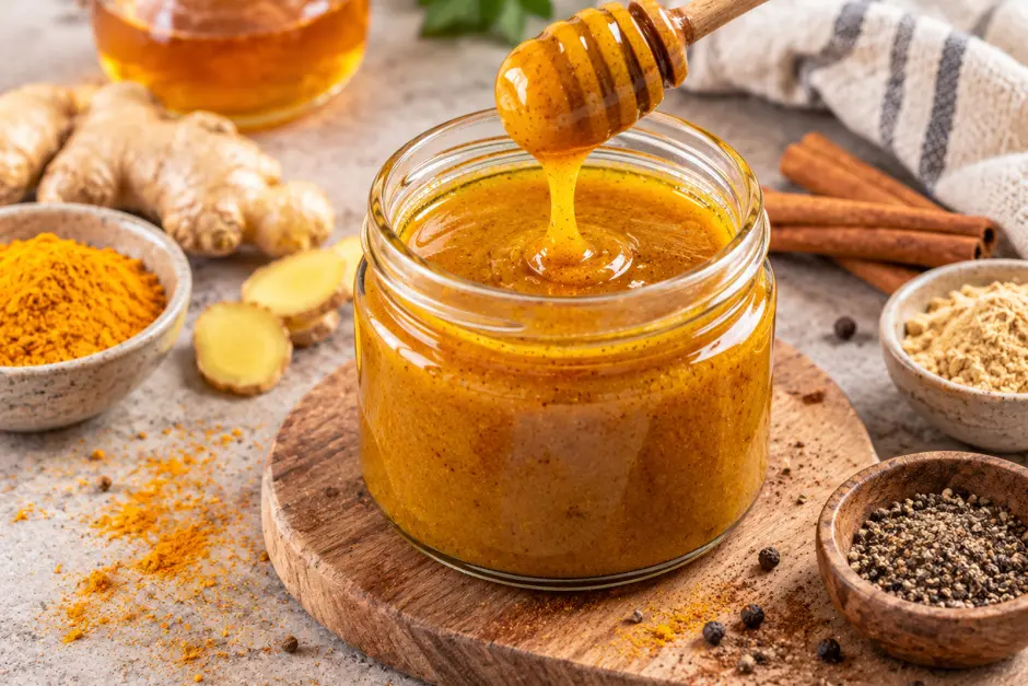 Goldener Honig mit Kurkuma