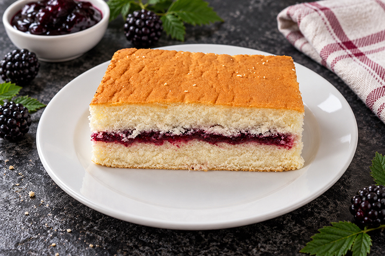 Biskuitschnitte mit Brombeermarmelade