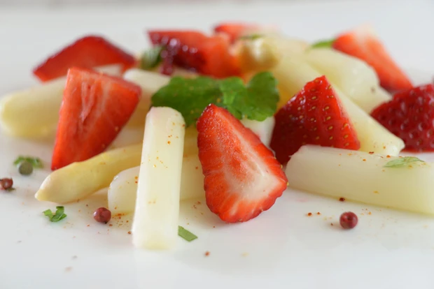 Spargel-Erdbeer-Salat