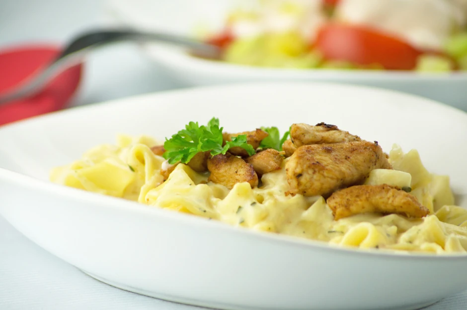 K&auml;sesauce mit Fleischst&uuml;cken und Nudeln