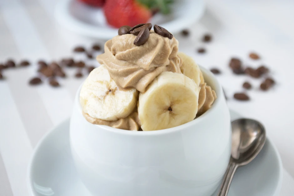 Banane mit Moccaschaum