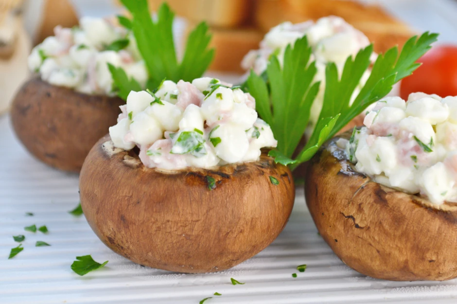 Gef&uuml;llte Champignons mit Schinken-Senf-Mousse