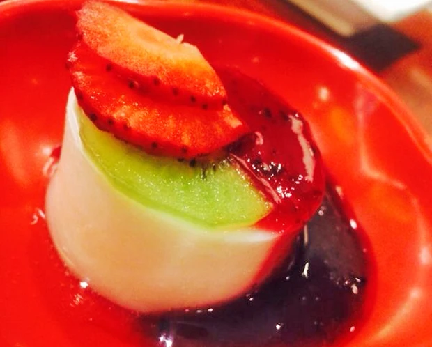 Vanille-Panna-Cotta auf Beerenspiegel