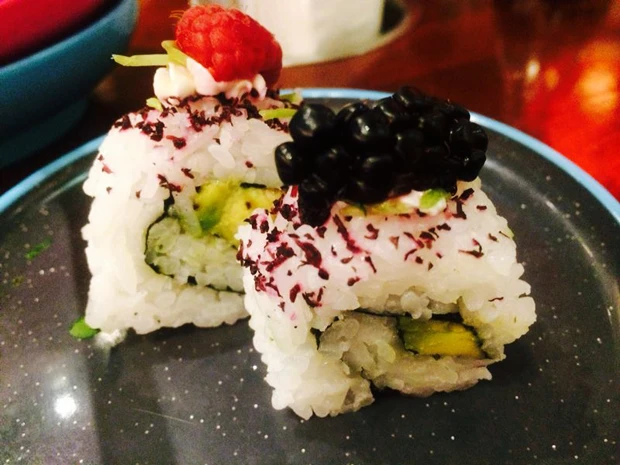 Avocado-Makis mit Beeren