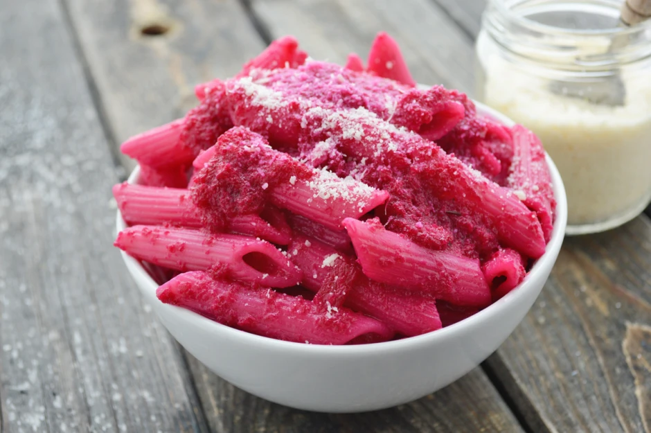 Rote Nudeln