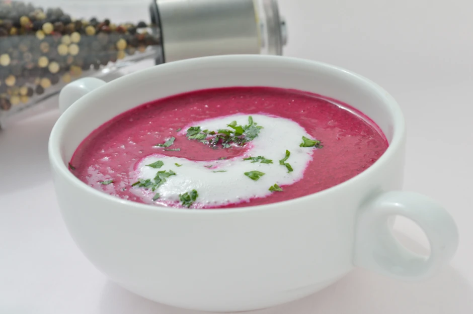 Fr&uuml;hlingshafte Rote Bete-Suppe