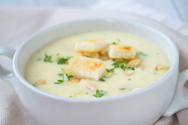 Kr&auml;utersuppe mit Crunch