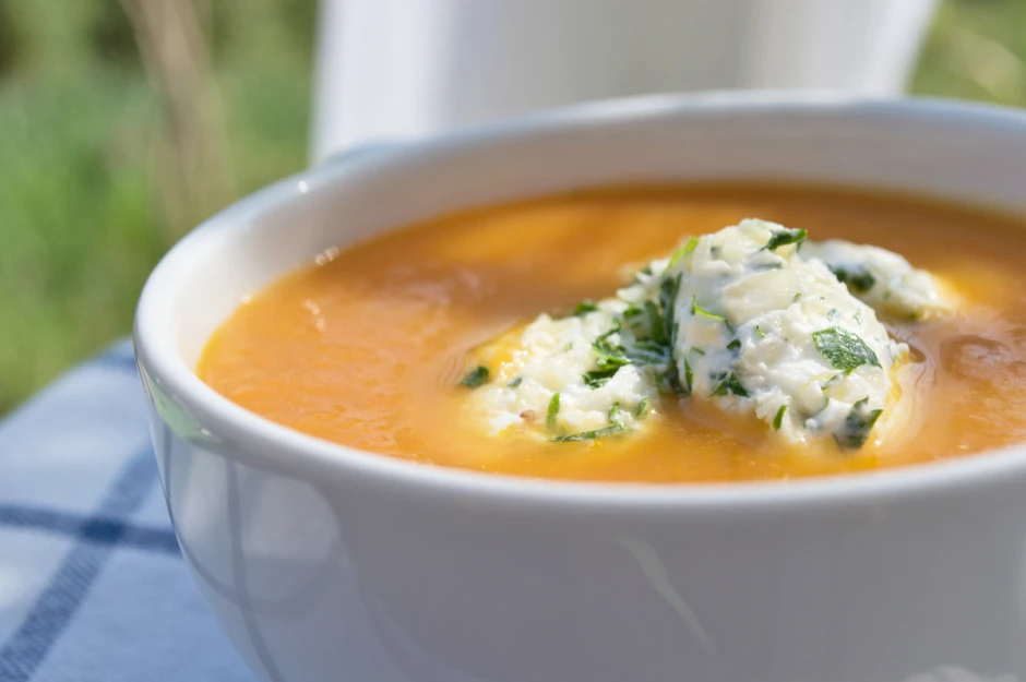 Karottensuppe mit Frischk&auml;seb&auml;llchen