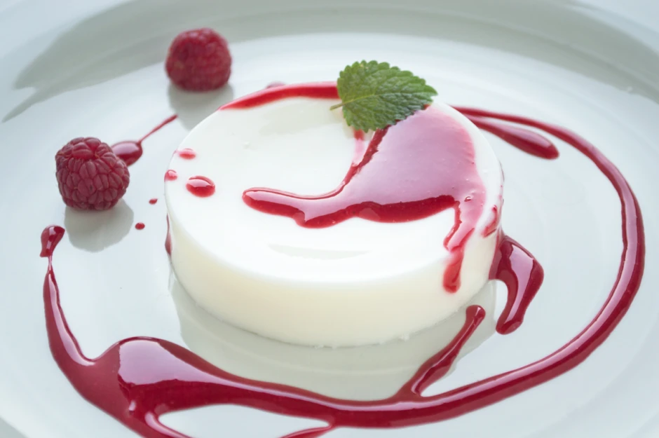 Vegane Pana Cotta mit Himbeersoße