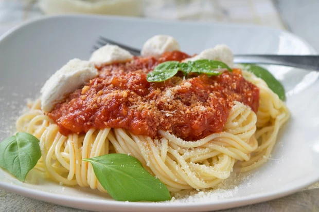 Spaghetti mit Ricotta und Tomatensauce