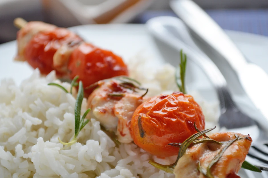 Würzige Hühner-Tomaten-Spieße