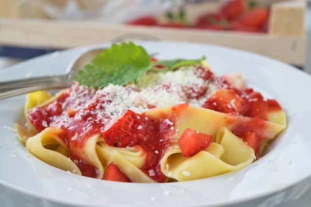Süße Nudeln mit Erdbeeren