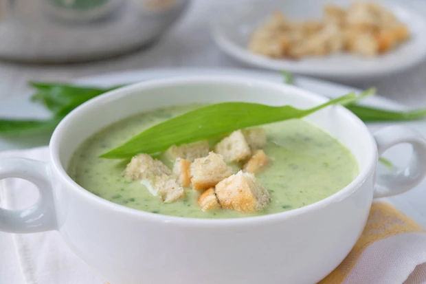 Bärlauchschaumsuppe mit Croutons