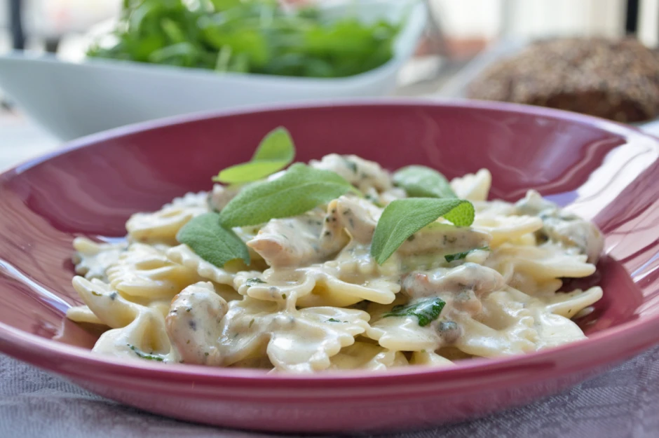 Huhn-Salbei Farfalle