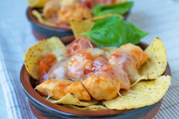 &Uuml;berbackene Nachos mit Cheddar und Huhn
