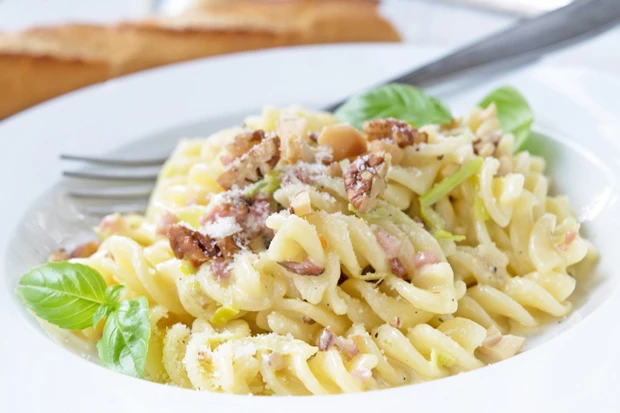 Fusilli mit Waln&uuml;ssen und Speck