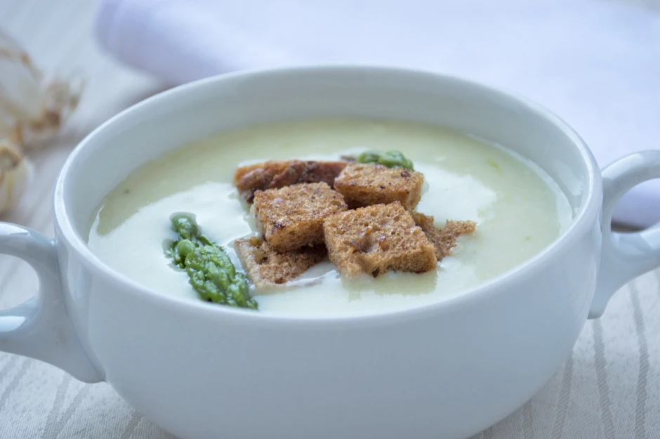 Traumhafte Spargelcremesuppe mit Knoblauchcroutons