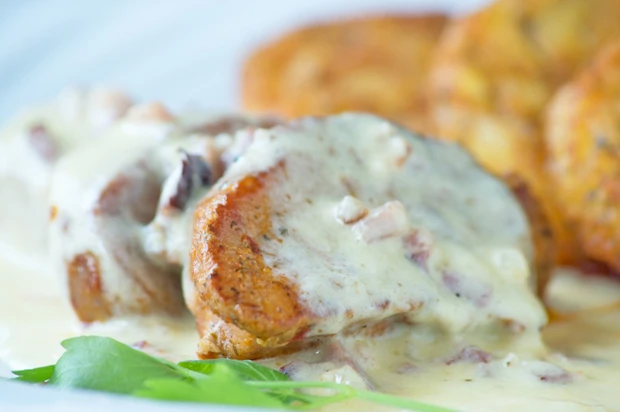Schweinsmedaillons in feiner Weißweinsauce