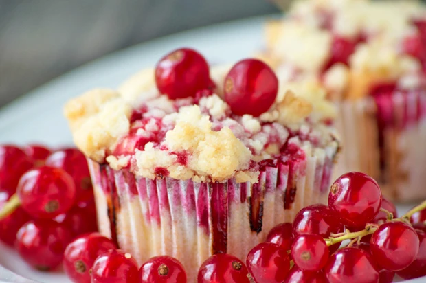 Ribisel-Muffins mit Streuseln