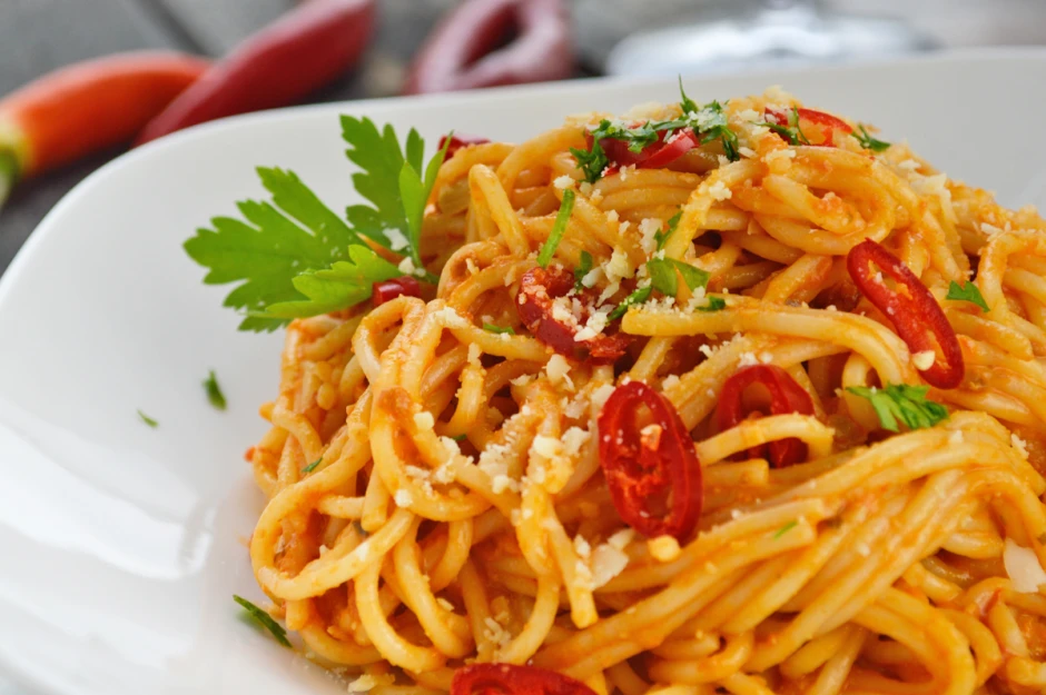Spaghetti mit feurig-fruchtigem Mandel-Chili-Pesto