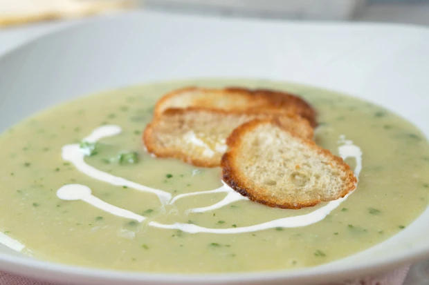 Avocado-Minze-Suppe