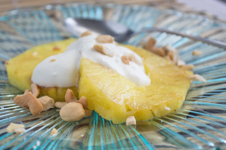 Gebackene Ananas mit Cashewkernen