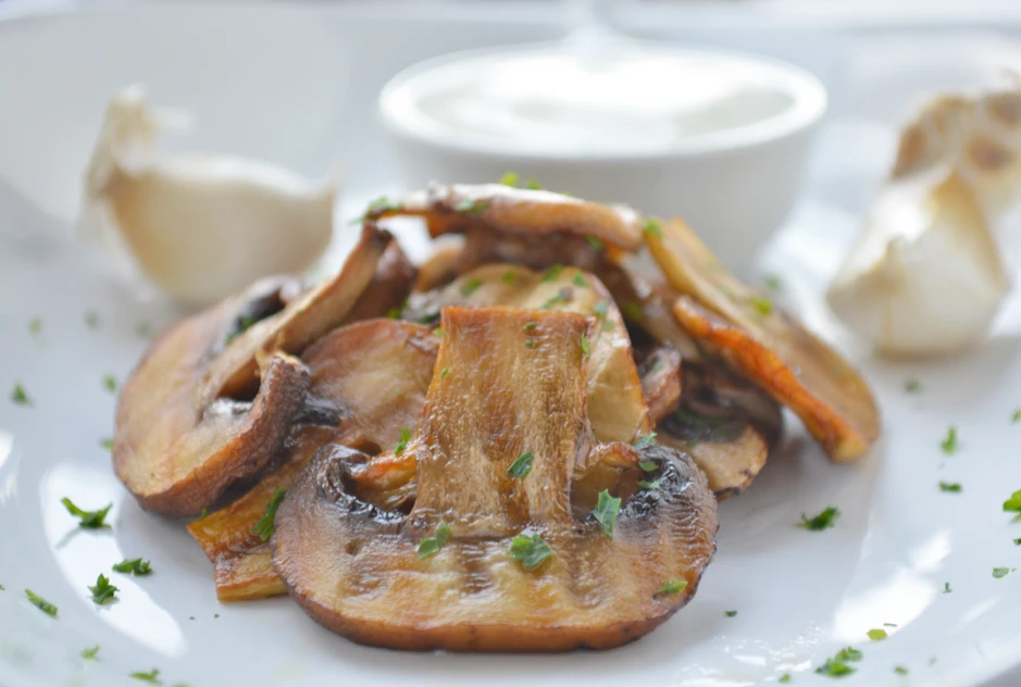 Gegrillte Champignons mit Joghurt