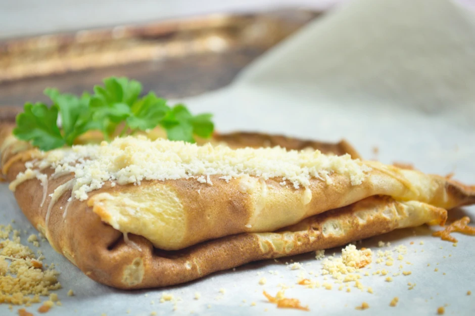 B&auml;rlauch Cr&ecirc;pes gef&uuml;llt und mit K&auml;se &uuml;berbacken