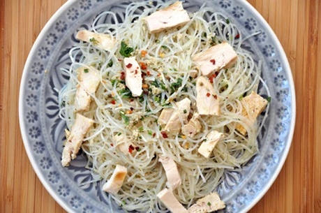 Glasnudelsalat mit Hühnchen